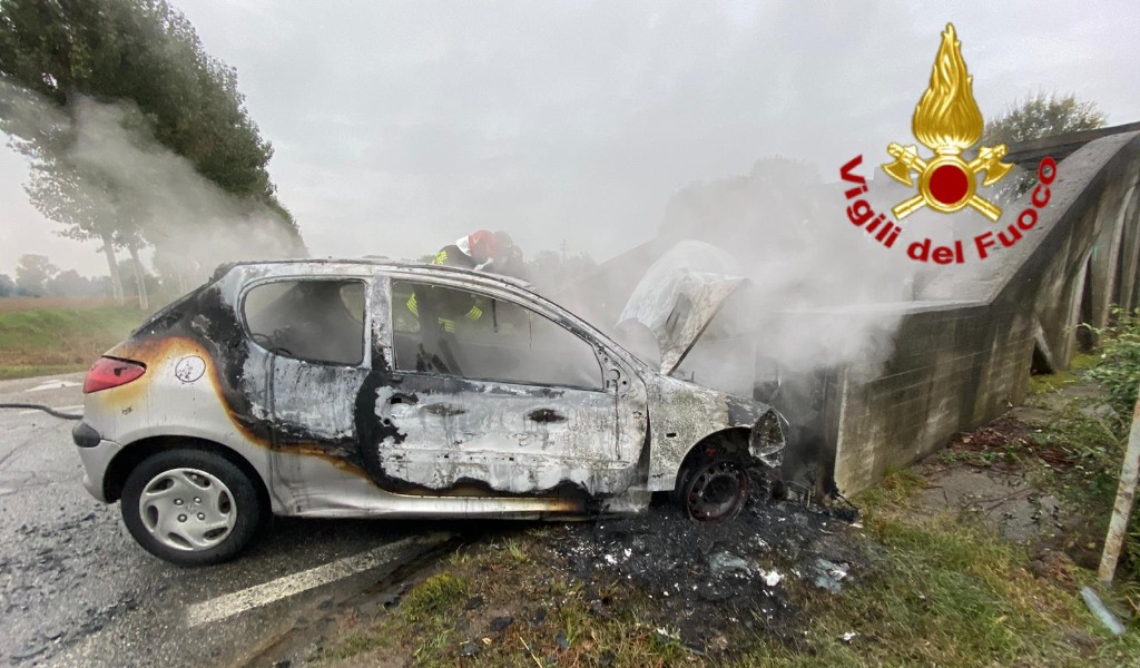 Auto si schianta contro il ponte e prende fuoco: salva 53enne FOTO