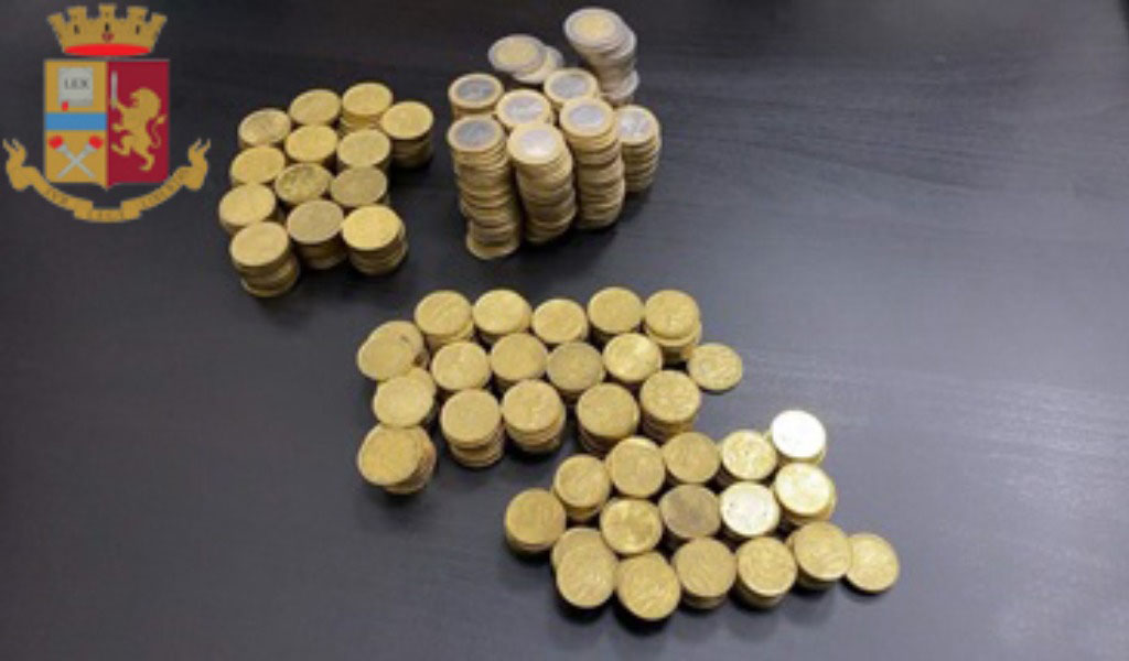Ruba zaino con 400 euro in moneta poi tenta di cambiarle al supermercato