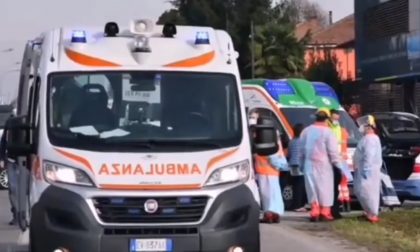 86enne ha un malore al volante e investe e uccide due pendolari alla fermata del bus