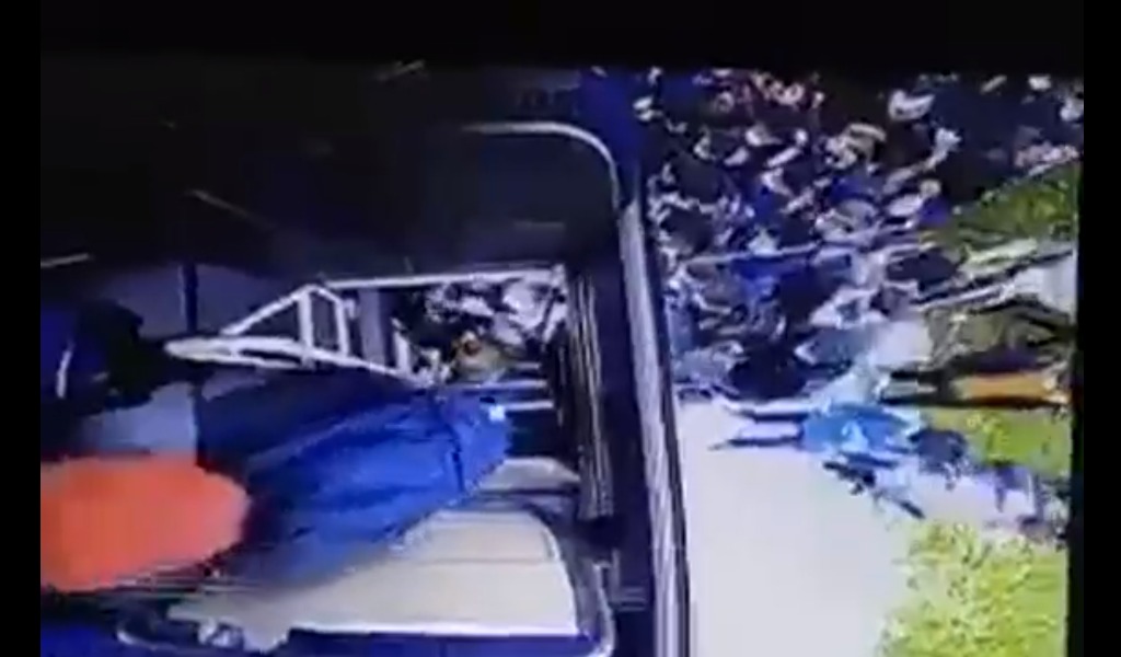 “A proposito di assembramenti, studenti salgono sull’autobus. Guardate qui…” VIDEO