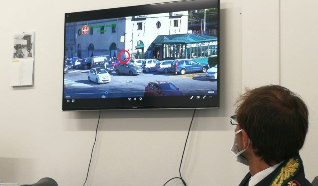 Niente multe in cambio di pranzi gratis: ausiliario della sosta e ristoratore accusati di corruzione VIDEO