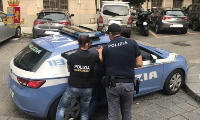 Rifiuta di indossare la mascherina poi rinnega l’autorità della Polizia: “Sono soggetto di diritto internazionale”