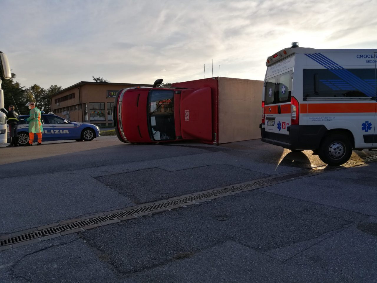 Schianto sulla nuova Paullese tra un’auto e un camion (che si ribalta) FOTO
