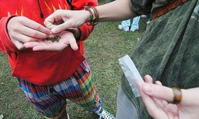 18enne sorpreso a vendere marijuana: scatta la denuncia
