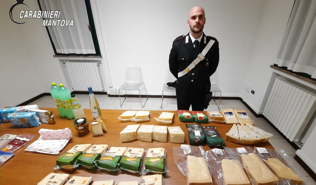 Nel bagagliaio trasportano diverse confezioni di formaggio, denunciati