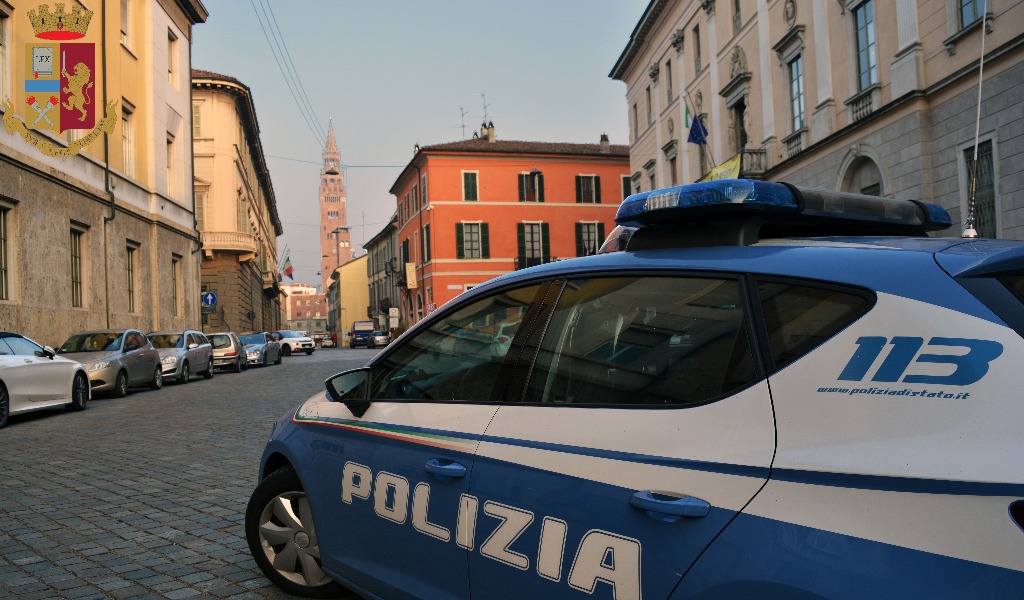 Rissa in via Dante, spuntano un bastone e un coltello: due feriti