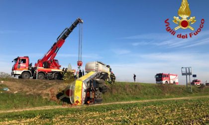 Autocisterna contenente gasolio si ribalta e finisce fuori strada FOTO