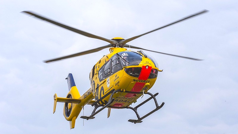 Perde il controllo dell’auto e si ribalta in un campo, 24enne in ospedale in elisoccorso