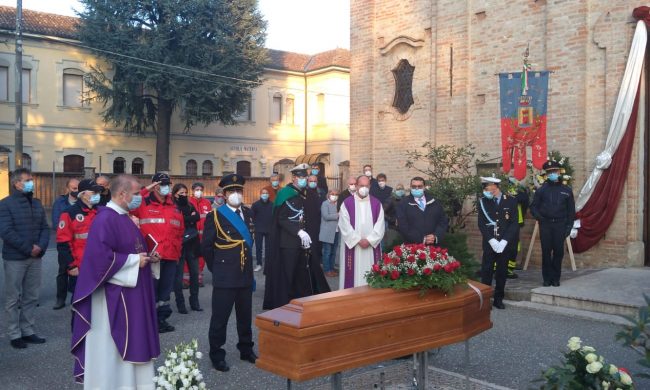L’ultimo saluto al comandante Nocera: “Schivo di onori, era pago solo di aver servito i cittadini” FOTO