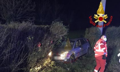 Schianto tra due vetture, una finisce fuori strada FOTO