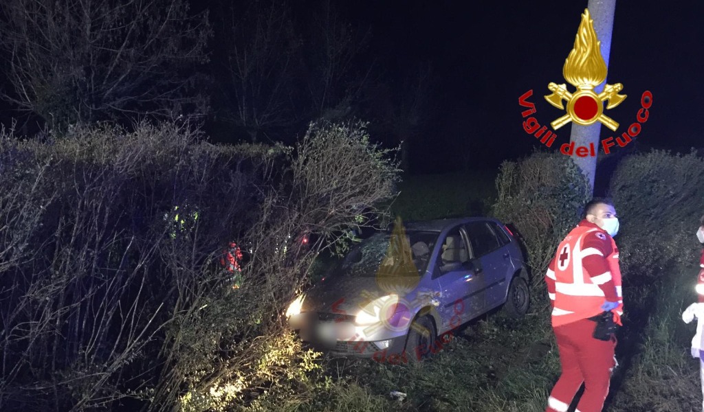Schianto tra due vetture, una finisce fuori strada FOTO