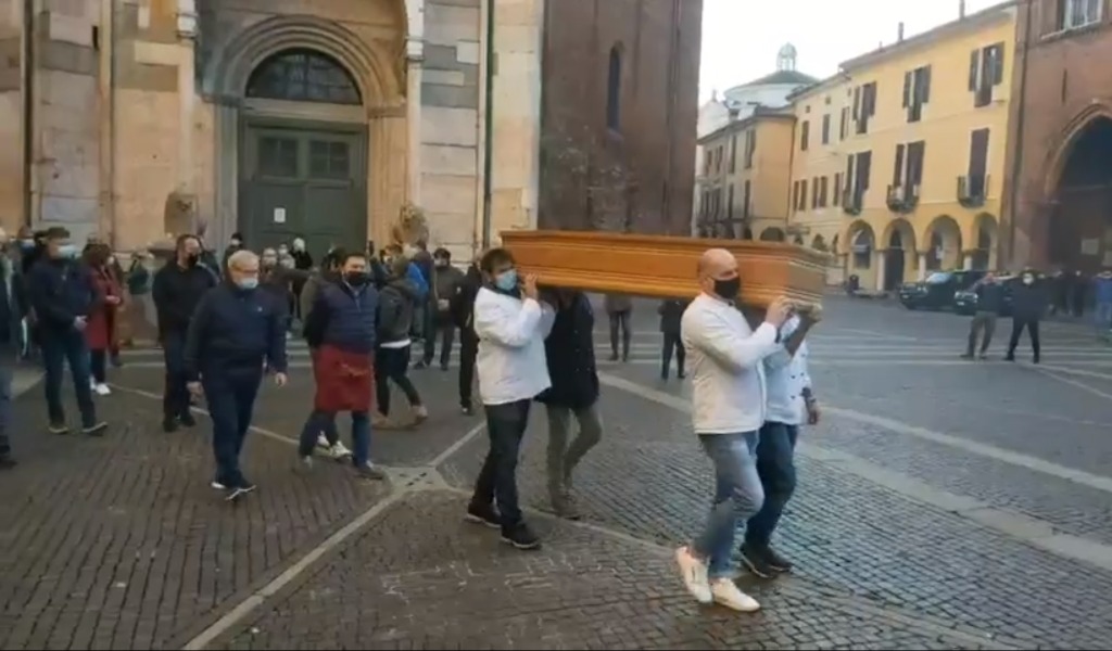 A Cremona il “funerale del commercio”, la protesta pacifica degli esercenti
