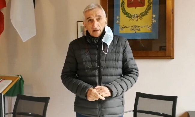 Contagi in aumento a Spino d’Adda, il sindaco: “Chi fuma non ha il diritto di togliere la mascherina”