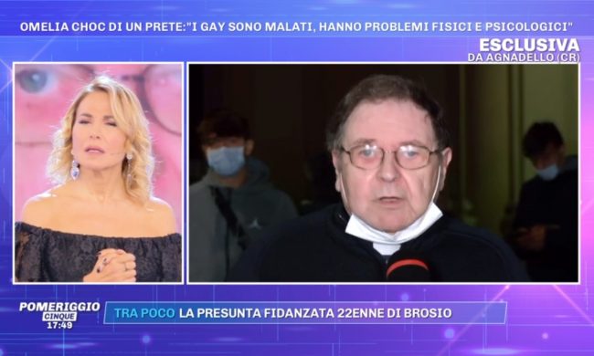 “Gay malati?” Bacchettato da Barbara D’Urso, don Mario si scusa in tv