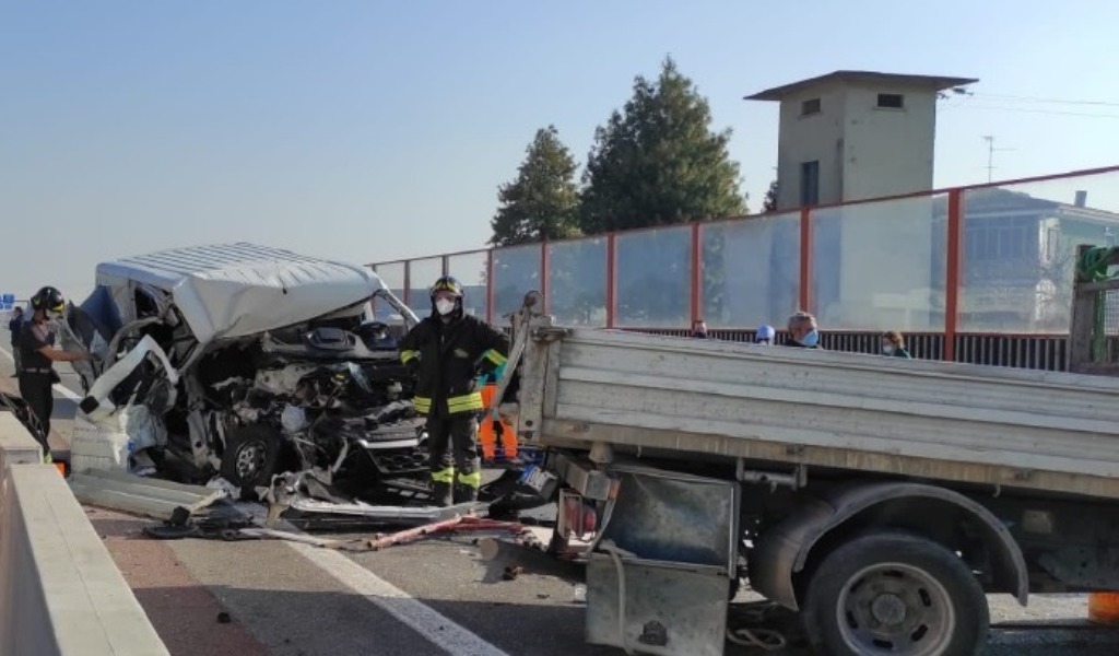 Tamponamento tra furgone e camion sulla Paullese: arriva l’elisoccorso