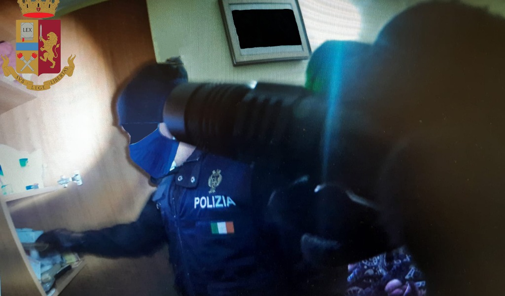 Arrestato per spaccio di stupefacenti: in casa oltre due etti tra marijuana e hashish