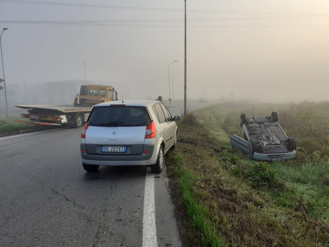 Scontro a Rivolta d’Adda, auto si ribalta: 24enne in ospedale FOTO