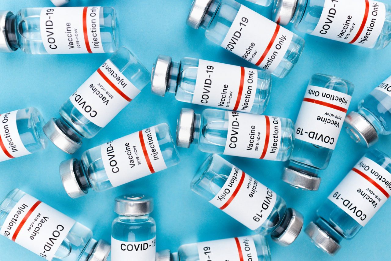 Vaccini anti Covid, le prime dosi somministrate a operatori ospedalieri e Rsa