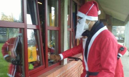 Babbo Natale arriva in bicicletta per augurare Buone Feste ai bambini FOTO