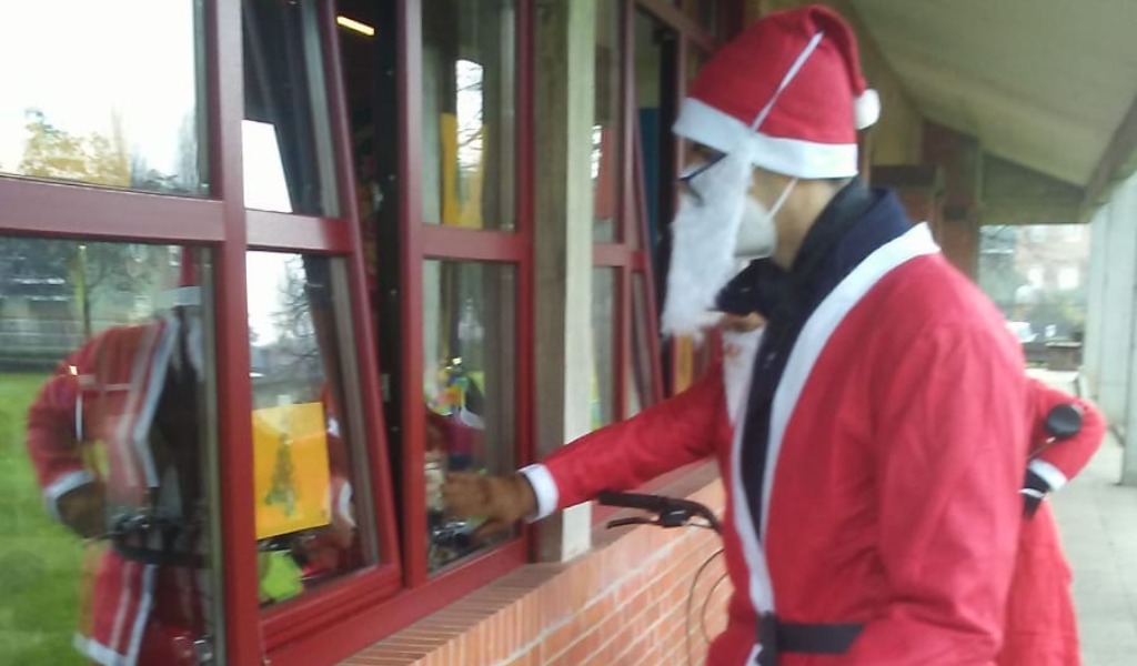 Babbo Natale arriva in bicicletta per augurare Buone Feste ai bambini FOTO