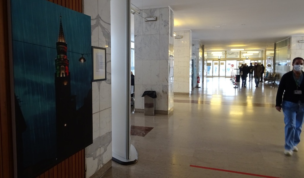 Il Torrazzo entra in ospedale: la foto scattata durante il primo lockdown esposta nell’atrio