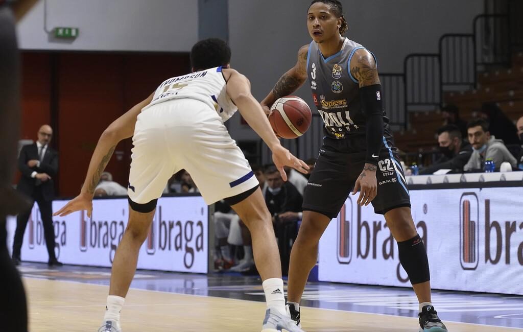 La Vanoli Cremona al Palaradi vince su Brindisi 96-94