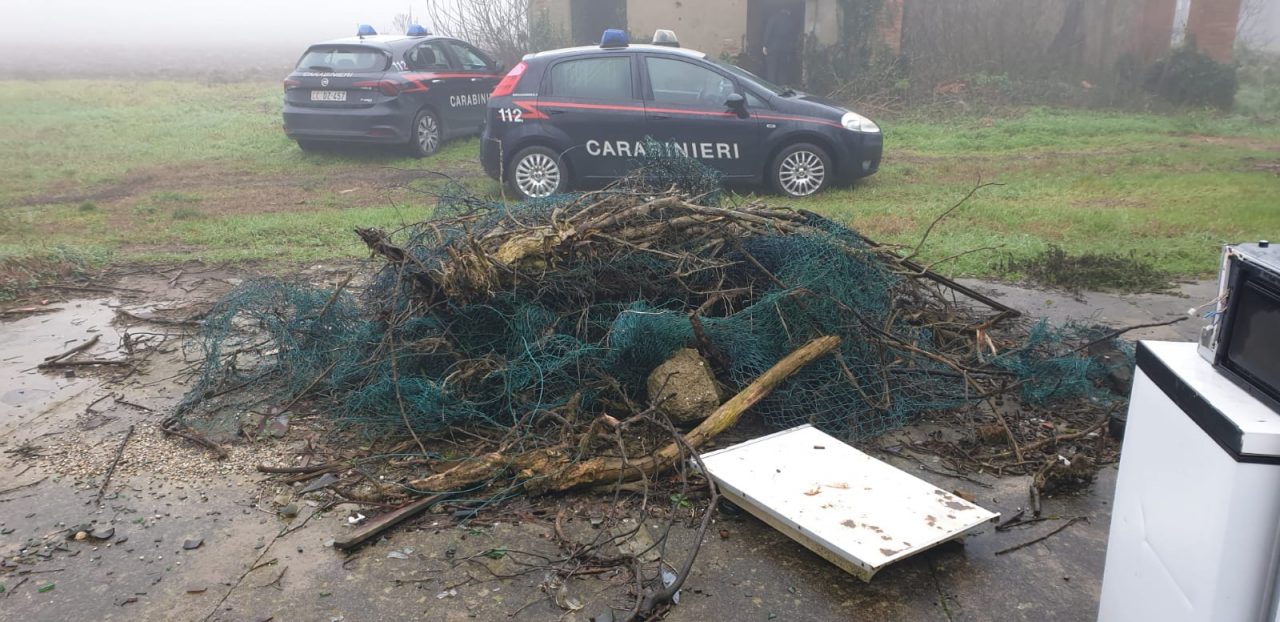 Scoperta discarica abusiva: 300 metri quadri di rifiuti speciali e pericolosi FOTO