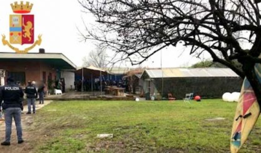 Festa in cascina con oltre 60 persone, l’organizzatore si difende: “Test rapido Covid per tutti prima di entrare” FOTO