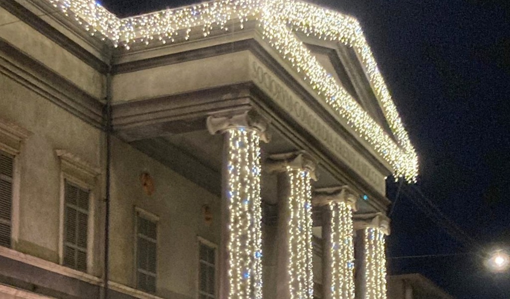 Il Teatro Ponchielli si illumina per Natale grazie all’Oleificio Zucchi