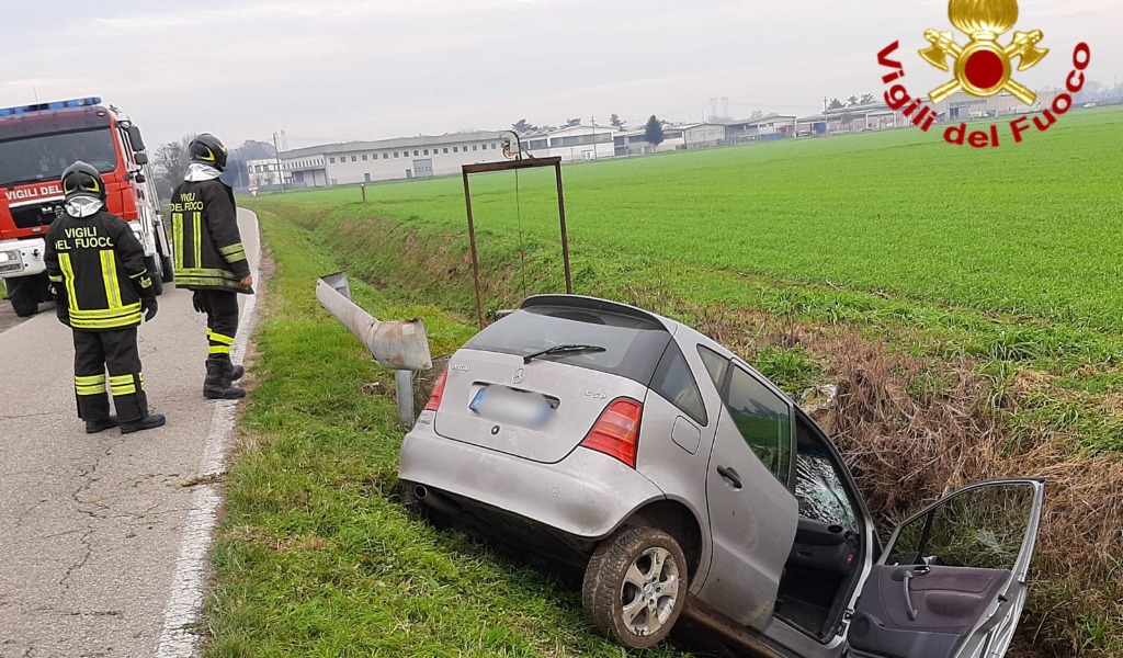 Esce di strada e finisce in un fossato, soccorso un uomo di 45 anni