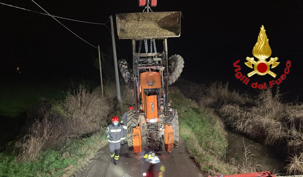 Agricoltore 46enne si ribalta col trattore e finisce in un fossato FOTO