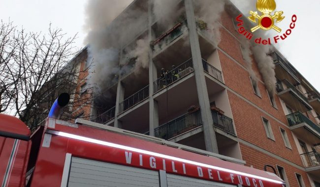 In fiamme un appartamento fuori dal centro di Crema FOTO e VIDEO