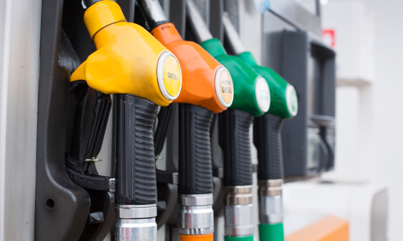 Caro-carburanti a Cremona, scattano i controlli: 18 sanzioni ai distributori della provincia
