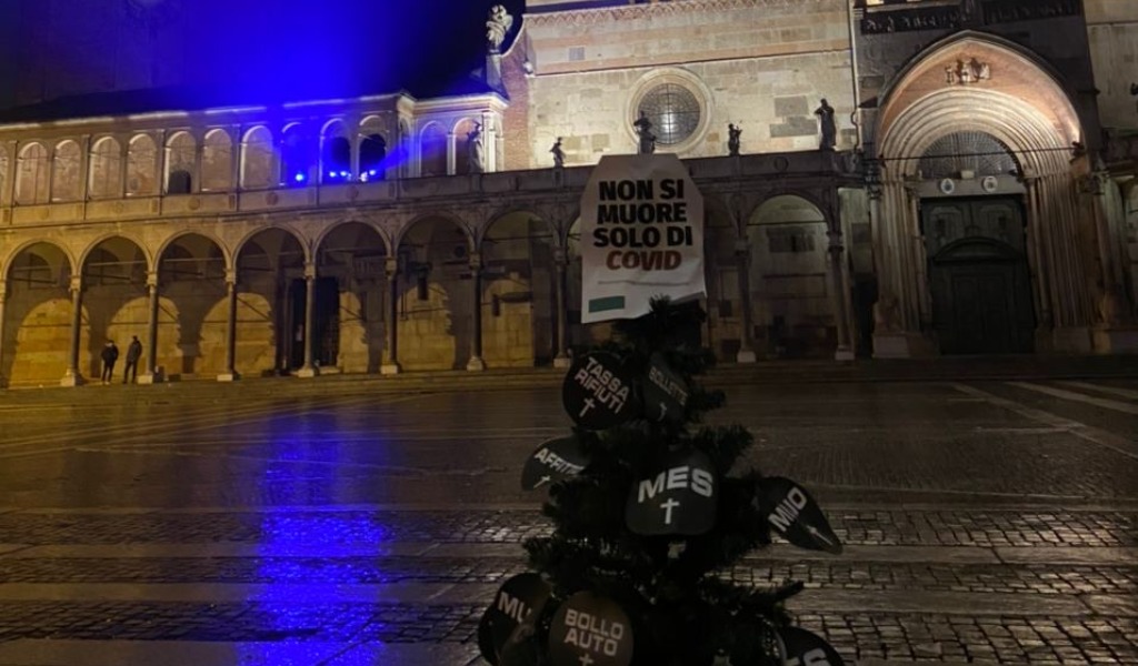 “Non si muore solo di Covid”: Alberi di Natale e cartelli davanti ai Comuni di tutta Italia (anche a Cremona)
