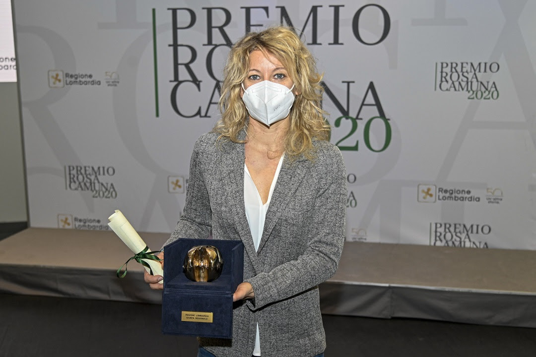 Covid, il Presidente Fontana consegna Rosa Camuna alla dottoressa Malara VIDEO