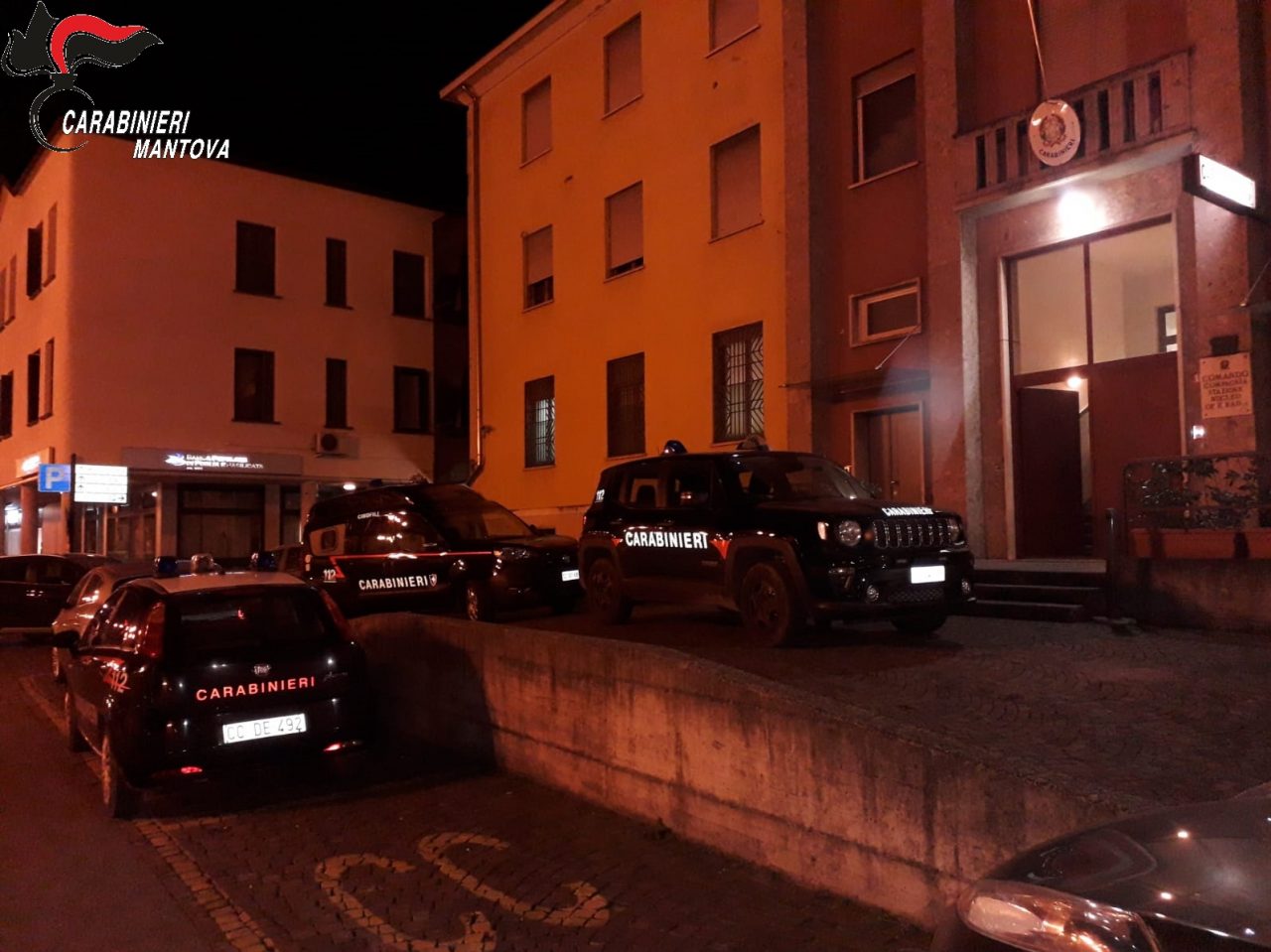 20enne si butta in una folle fuga in auto e rischia di investire una ragazza