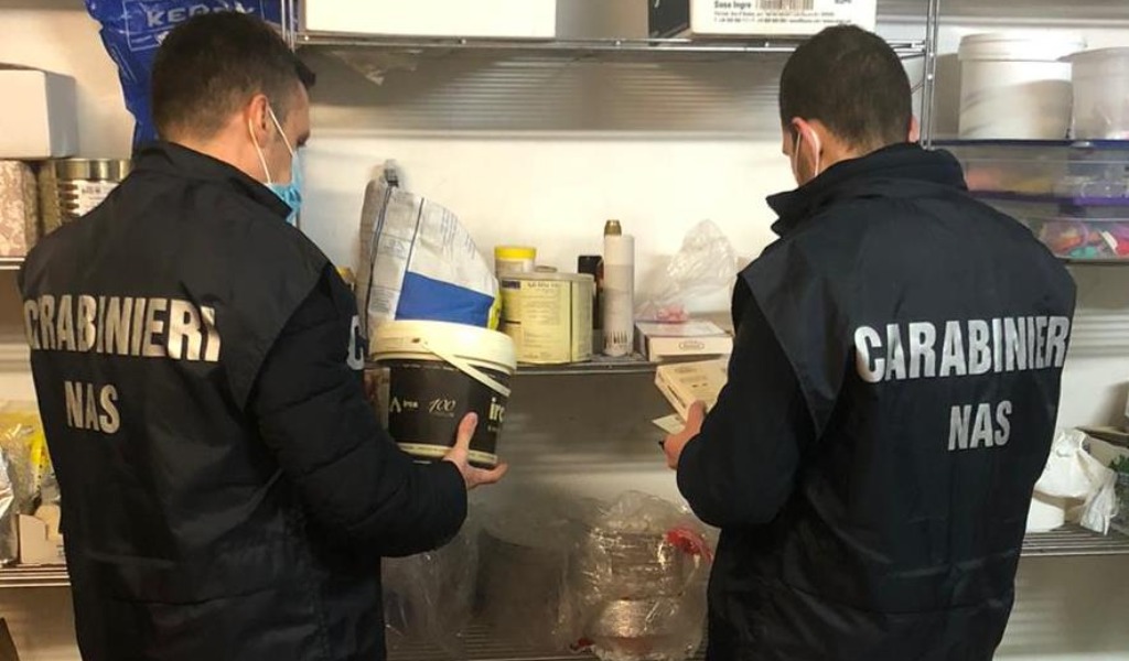 Nas di Cremona sequestrano 80 chili di alimenti scaduti in due pasticcerie FOTO
