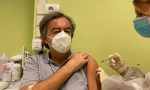 Covid: il virologo Roberto Burioni vaccinato da un'infermiera di Vailate