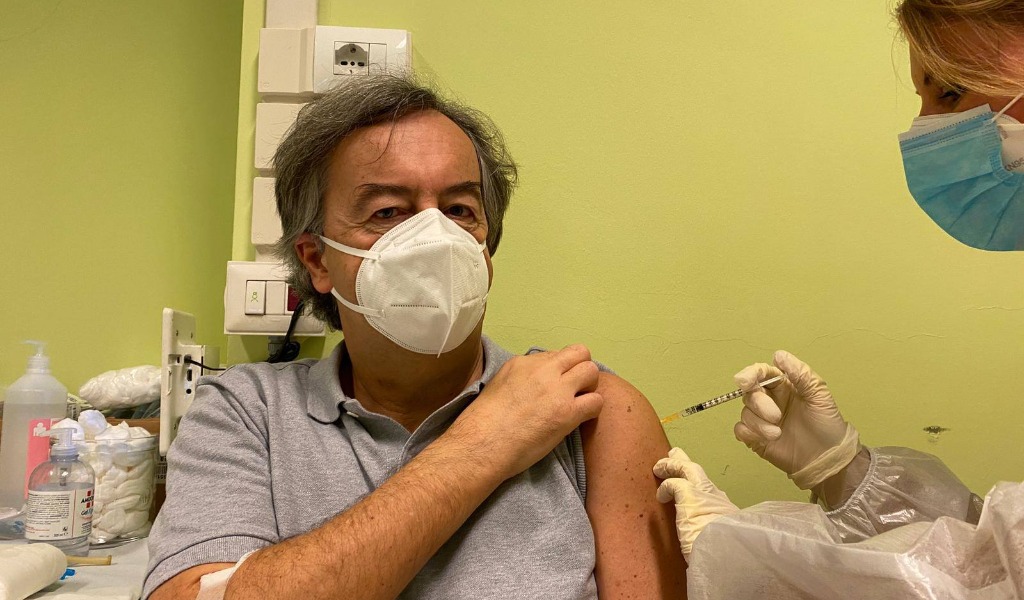 Covid: il virologo Roberto Burioni vaccinato da un’infermiera di Vailate