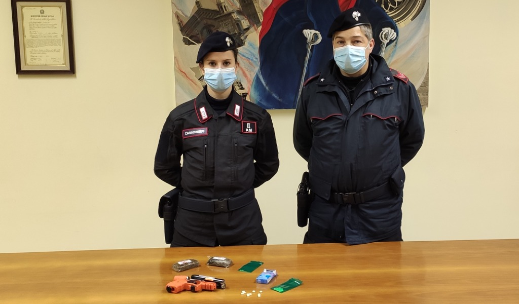 Arrestato 35enne marocchino trovato con panetti di hashish e pastiglie di “narcotest”