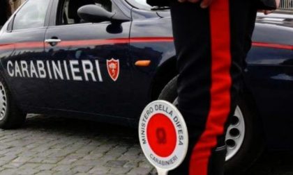 Adesca un 60enne, mentre lo palpeggia gli sfila il portafoglio dalla tasca e si dà alla fuga