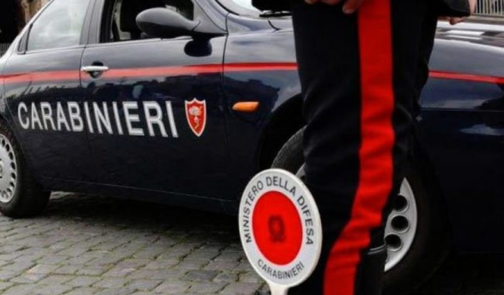 Aggressioni nei confronti della madre ma anche atti persecutori verso la ex e il suo nuovo compagno