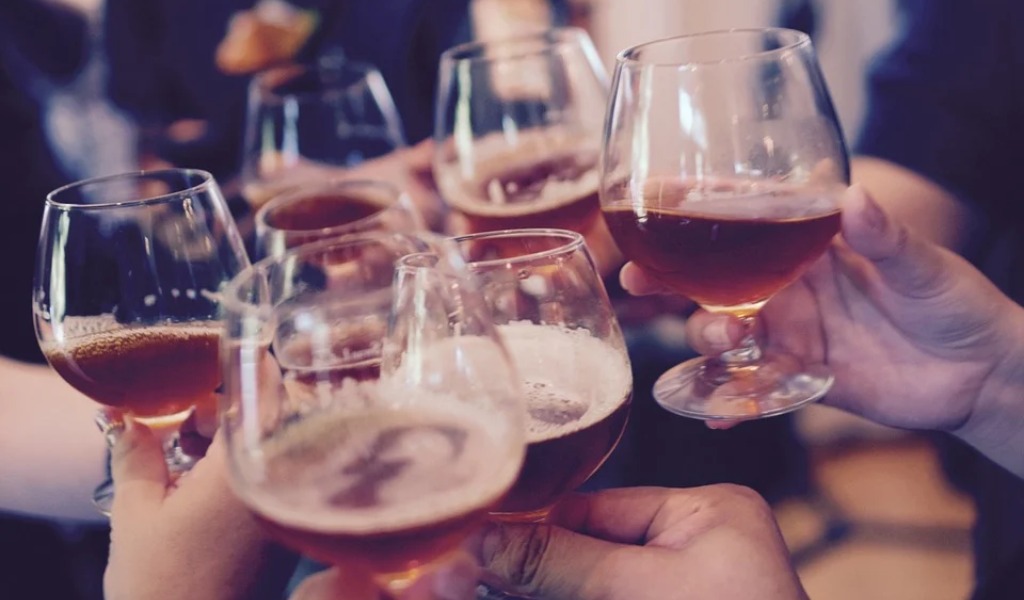 In 13 consumano nel bar nonostante la zona rossa: locale chiuso e clienti sanzionati