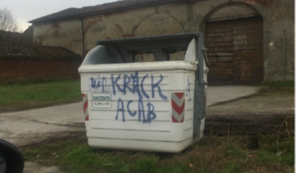 Vandali minorenni imbrattano segnaletiche stradali e cassonetti dell’immondizia