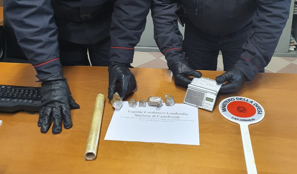 Trovato con oltre un etto di hashish: 19enne arrestato per spaccio