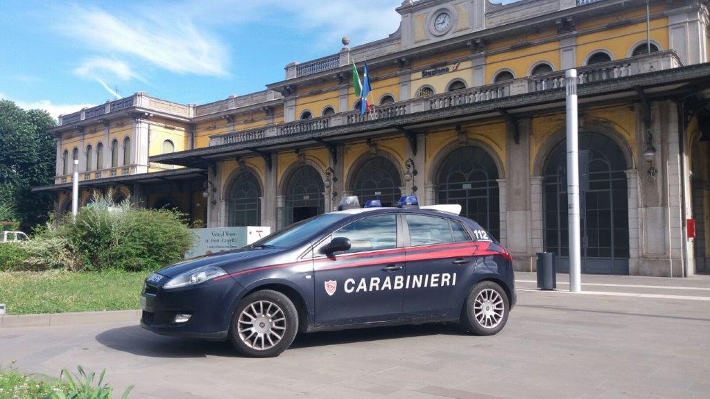 Ruba medicinali in comunità e li assume dando in escandescenze: arrestato
