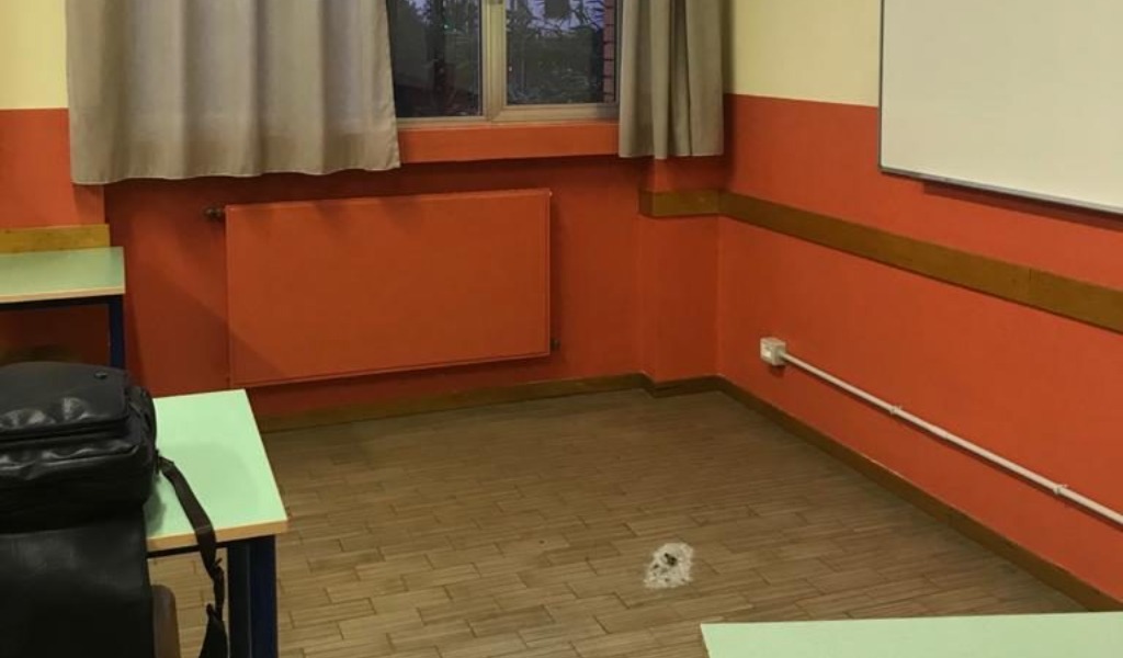 Sassaiola contro la finestre della scuola media: è caccia ai vandali