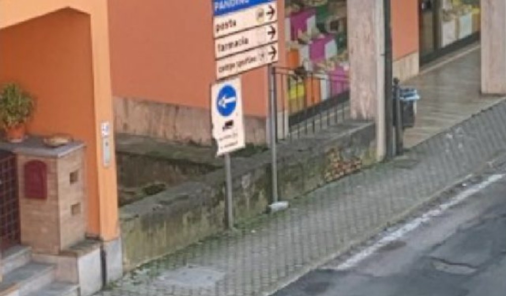 Si accascia per strada, 68enne salvata da due giovani grazie al defibrillatore
