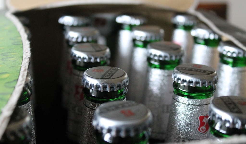 Sfonda la finestra di un bar per rubare casse di birra, arrestato