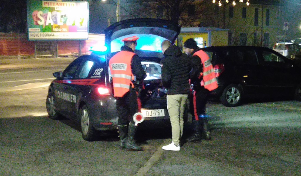 Ubriaco alla guida della sua moto, perde il controllo del mezzo e finisce fuori strada